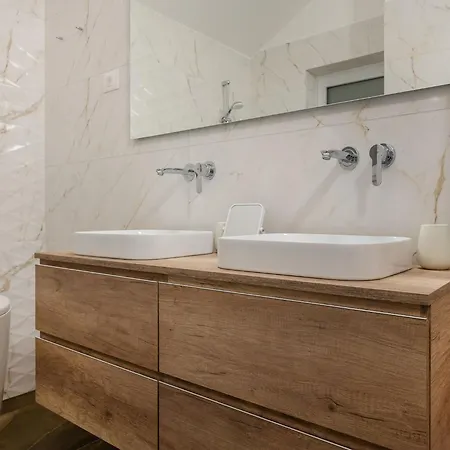 Blu Brac A Beautiful 3 Bedroom A Stones Throw To The Villa *