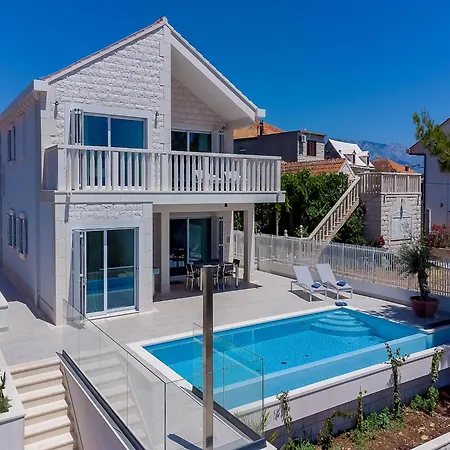 Blu Brac A Beautiful 3 Bedroom A Stones Throw To The Villa