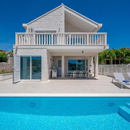 Blu Brac A Beautiful 3 Bedroom A Stones Throw To The Villa