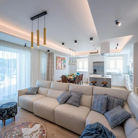 Blu Brac A Beautiful 3 Bedroom A Stones Throw To The Vila *