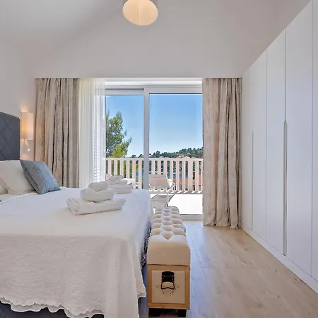 Blu Brac A Beautiful 3 Bedroom A Stones Throw To The Vila *