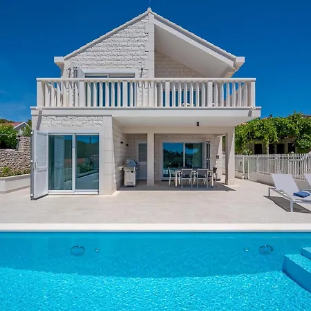 Blu Brac A Beautiful 3 Bedroom A Stones Throw To The Sumartin